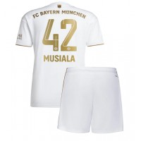 Dres Bayern Munich Jamal Musiala #42 Gostujuci za djecu 2022-23 Kratak Rukav (+ kratke hlače)